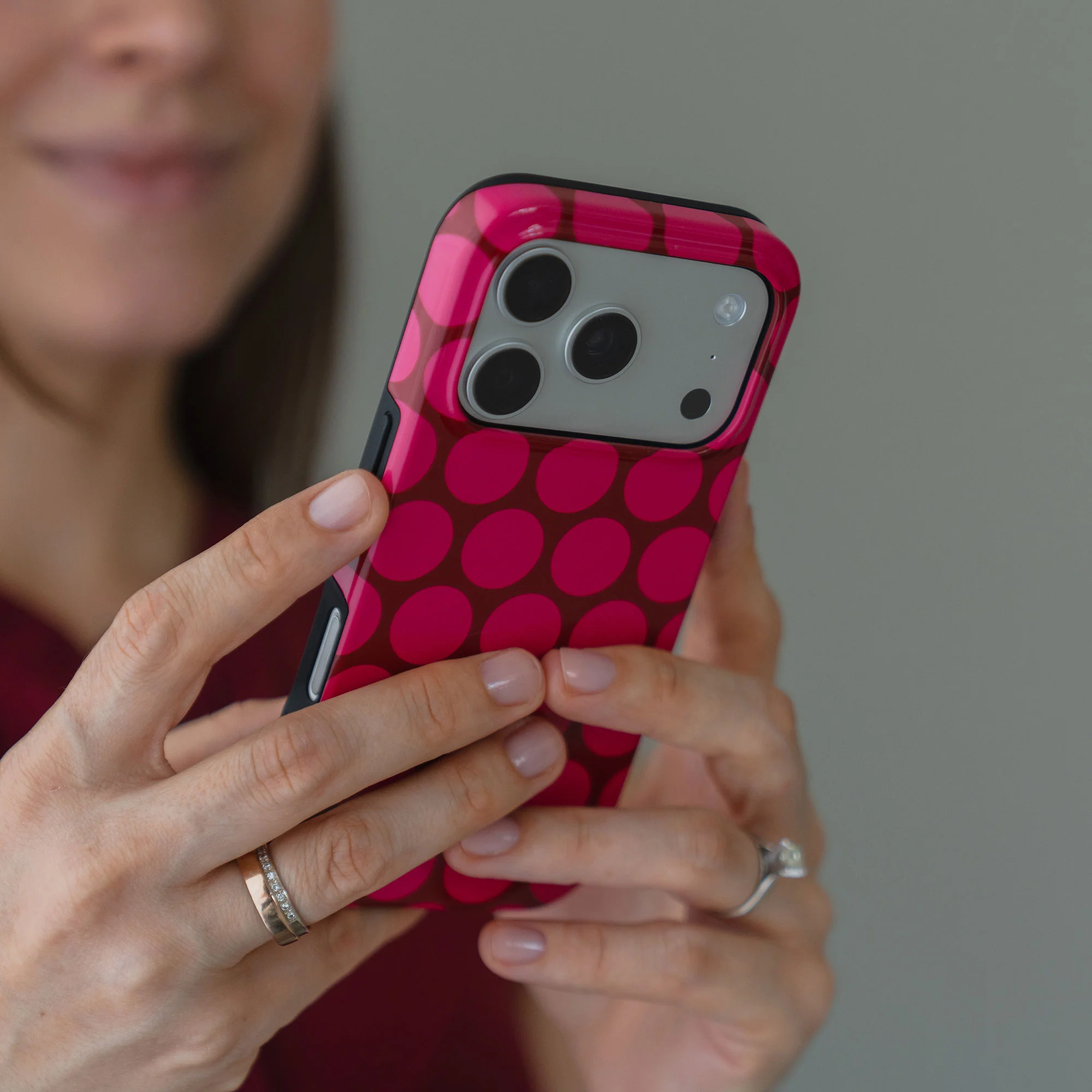 arktis iPhone 16 Hülle - Polka Dots - Image 6