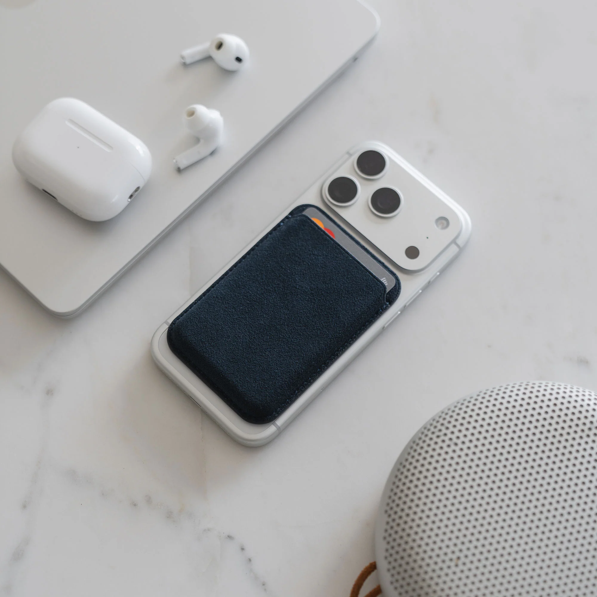 arktis iPhone MagSafe Kartenhalter aus Alcantara - Image 13