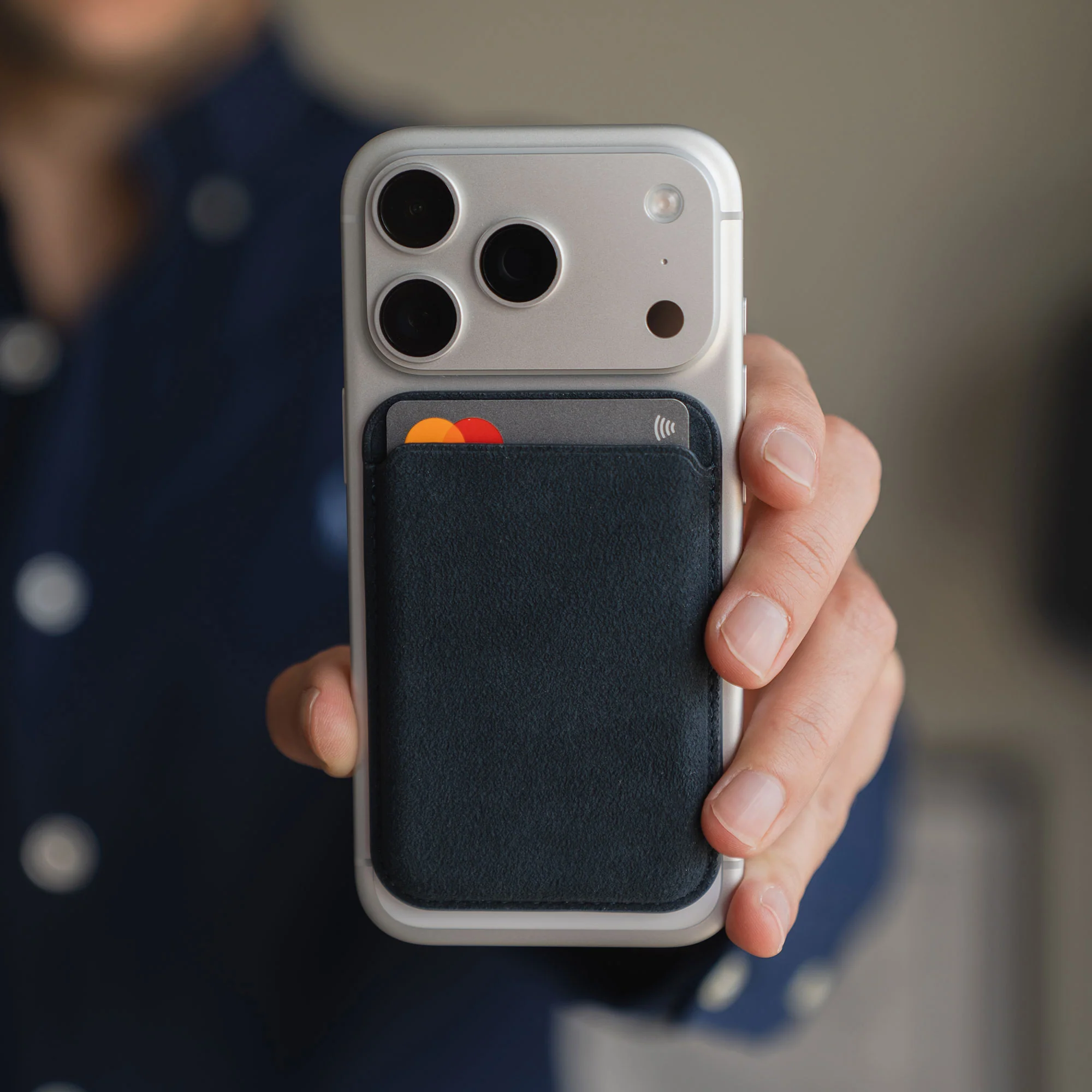 arktis iPhone MagSafe Kartenhalter aus Alcantara - Image 15