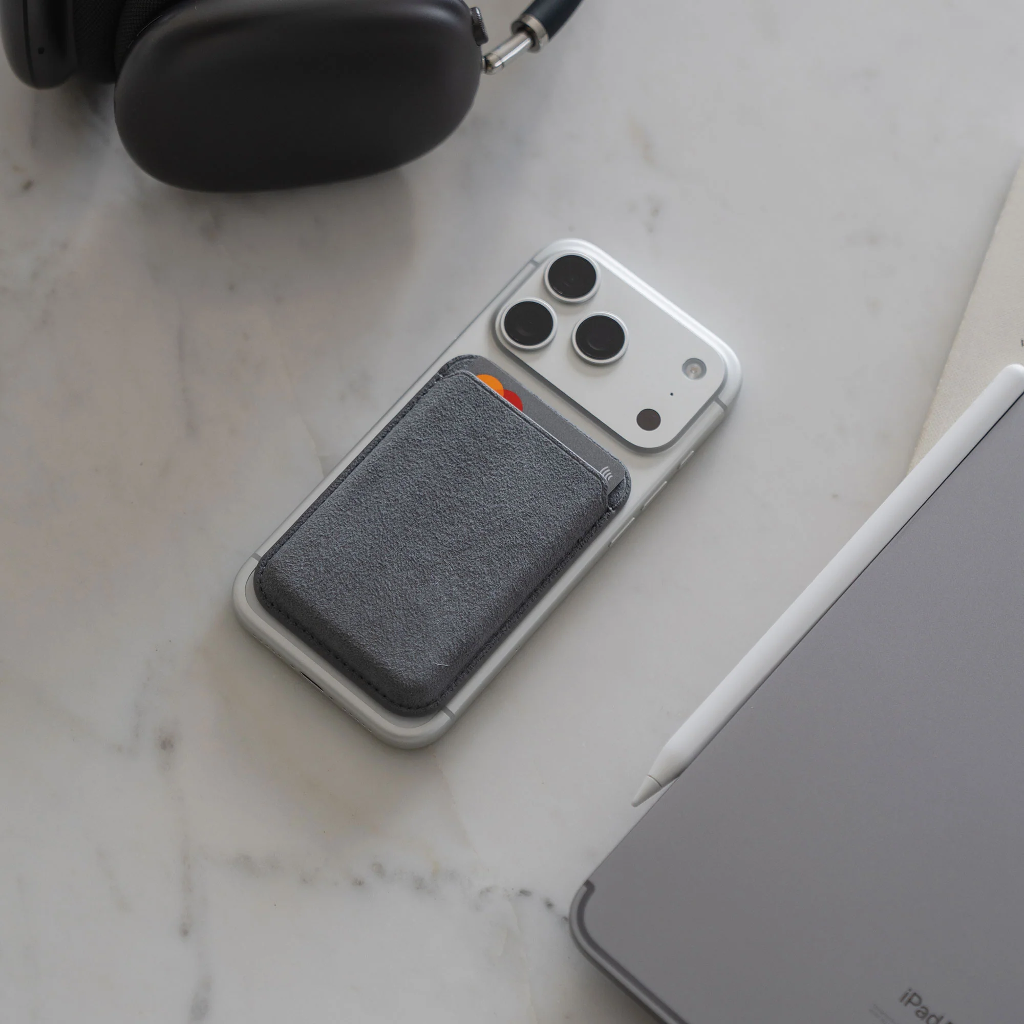 arktis iPhone MagSafe Kartenhalter aus Alcantara - Image 18