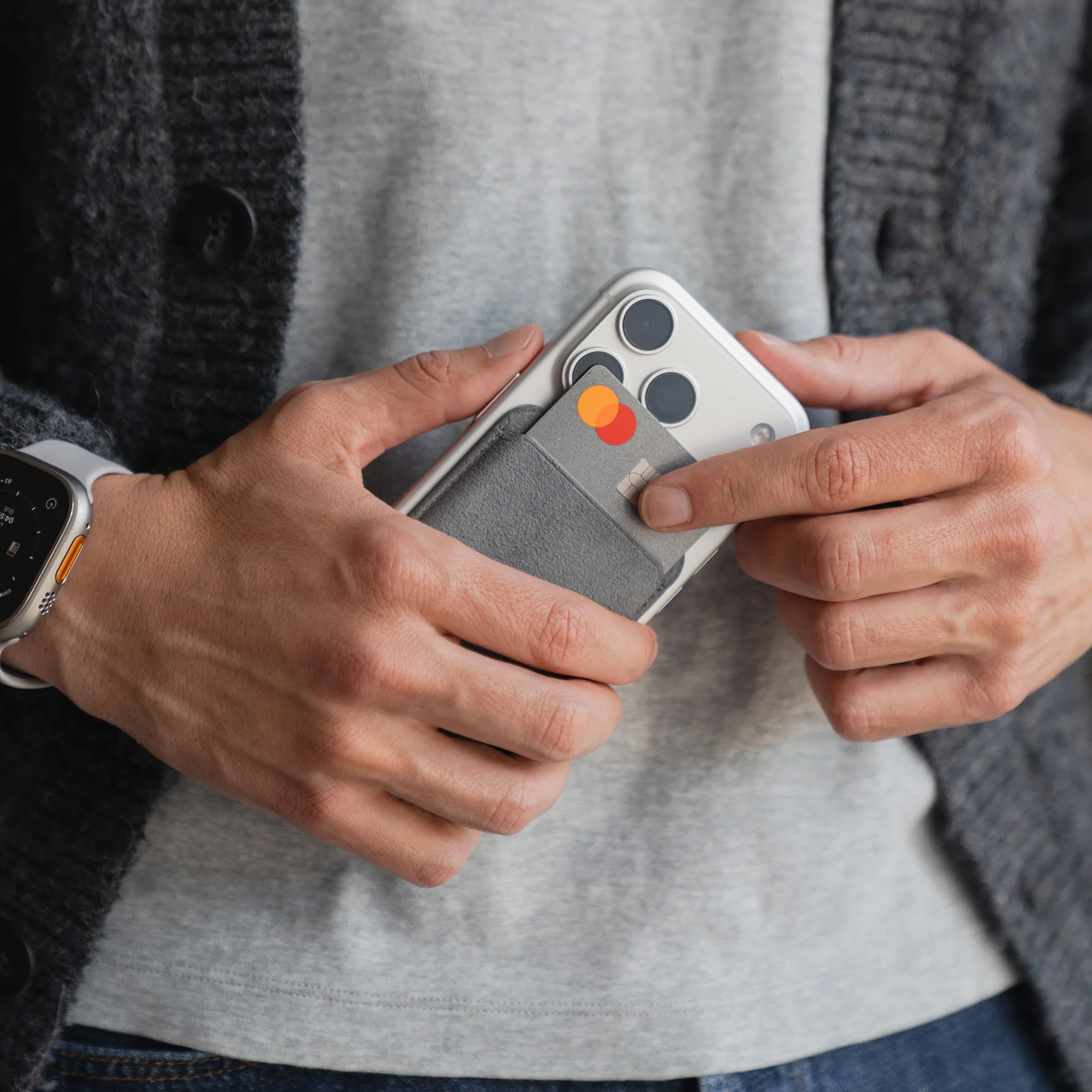 arktis iPhone MagSafe Kartenhalter aus Alcantara - Image 19