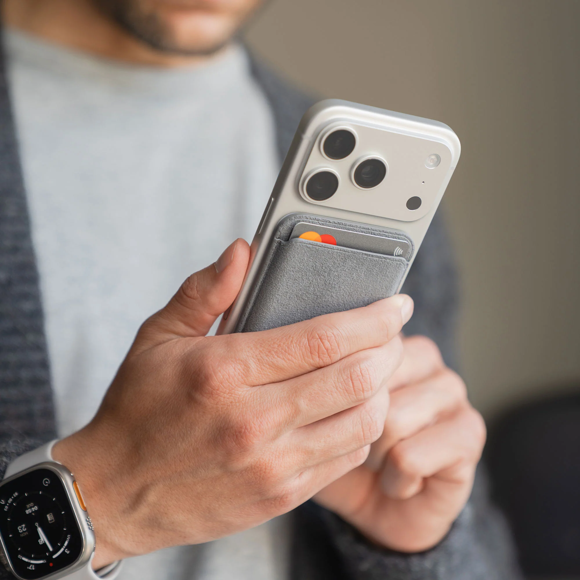 arktis iPhone MagSafe Kartenhalter aus Alcantara - Image 20
