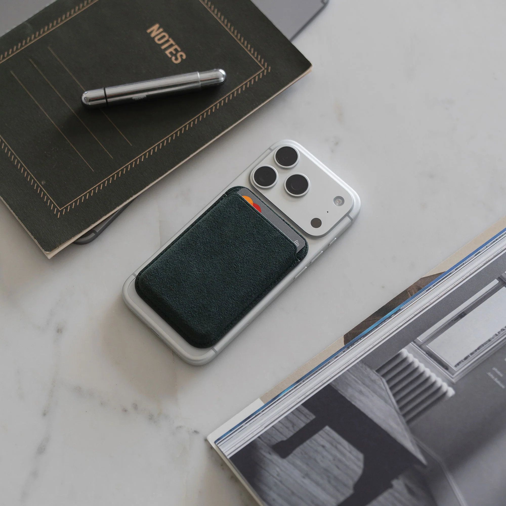 arktis iPhone MagSafe Kartenhalter aus Alcantara - Image 23