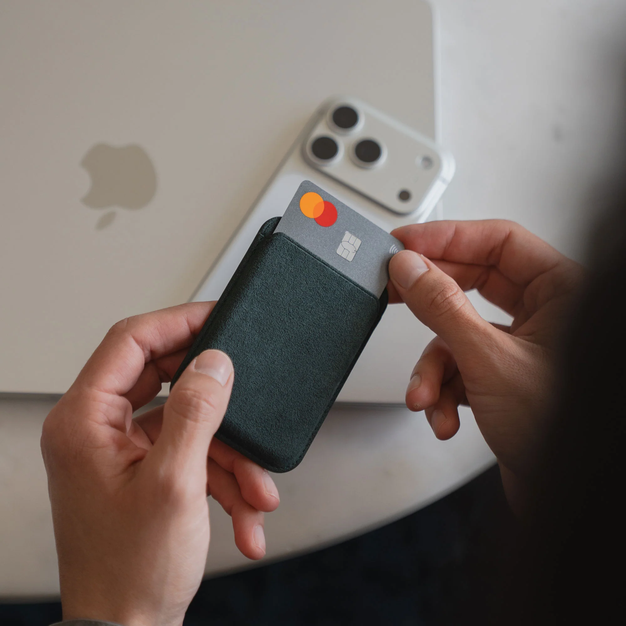 arktis iPhone MagSafe Kartenhalter aus Alcantara - Image 24