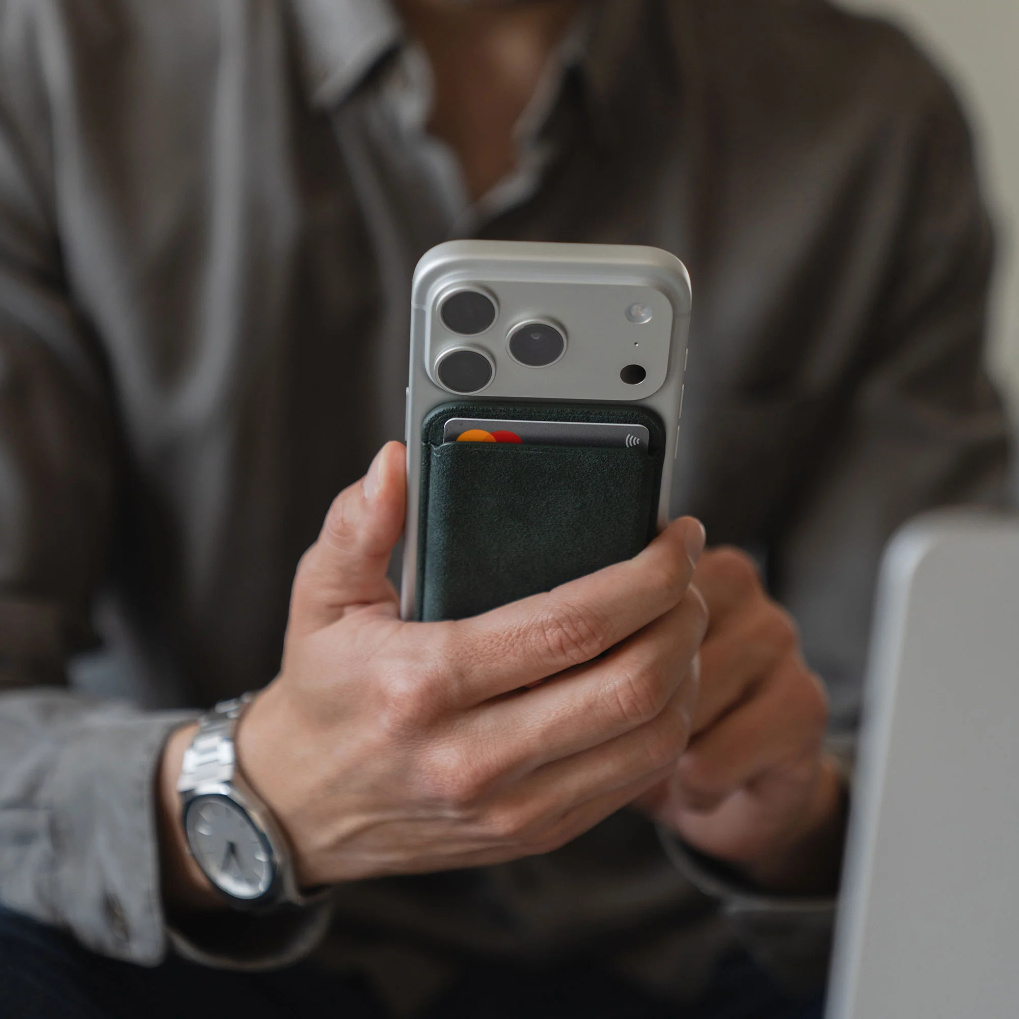 arktis iPhone MagSafe Kartenhalter aus Alcantara - Image 25