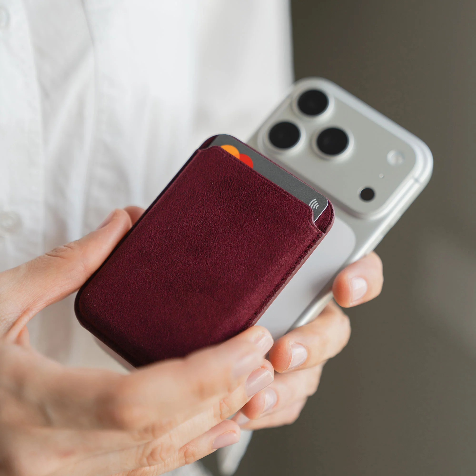 arktis iPhone MagSafe Kartenhalter aus Alcantara - Image 29