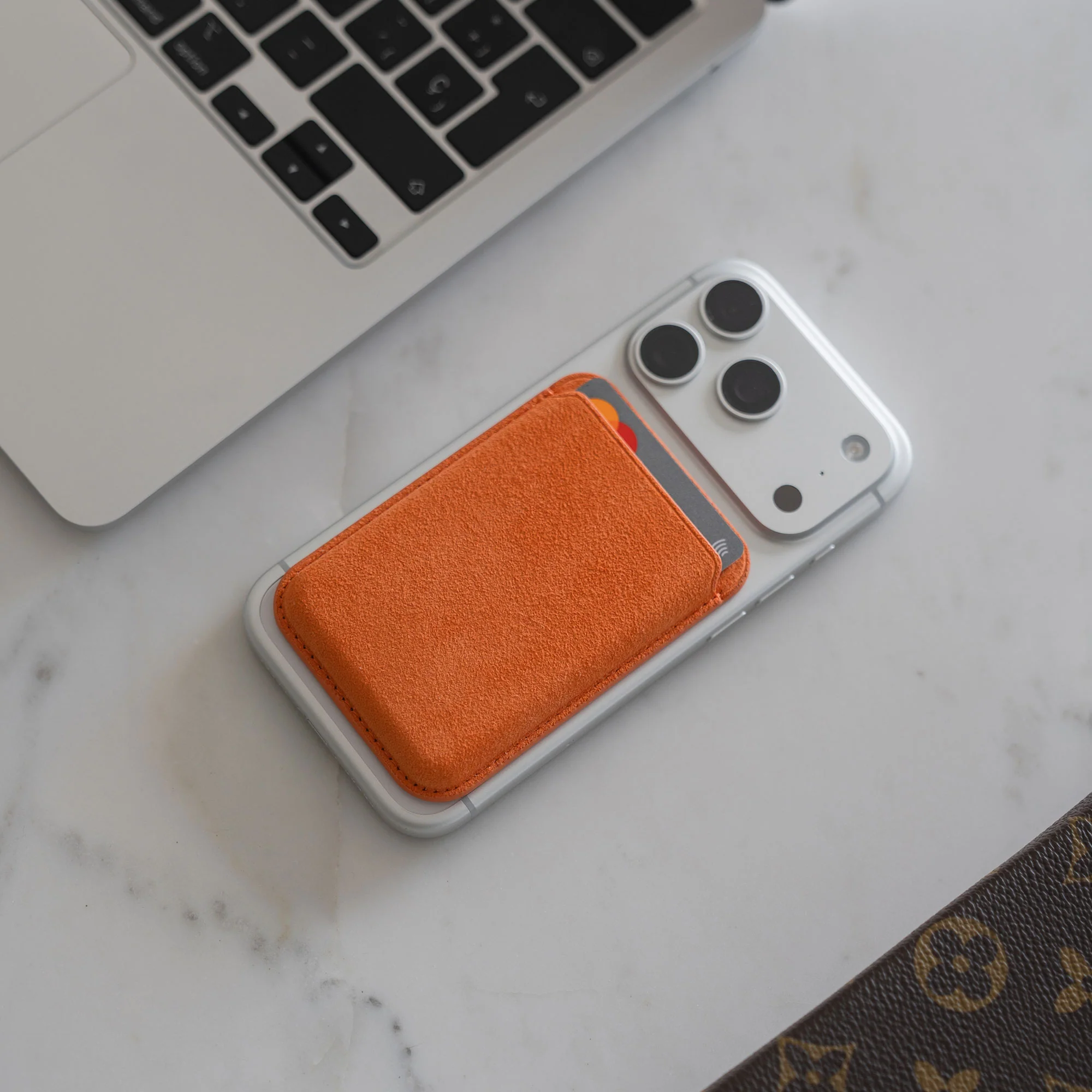 arktis iPhone MagSafe Kartenhalter aus Alcantara - Image 3