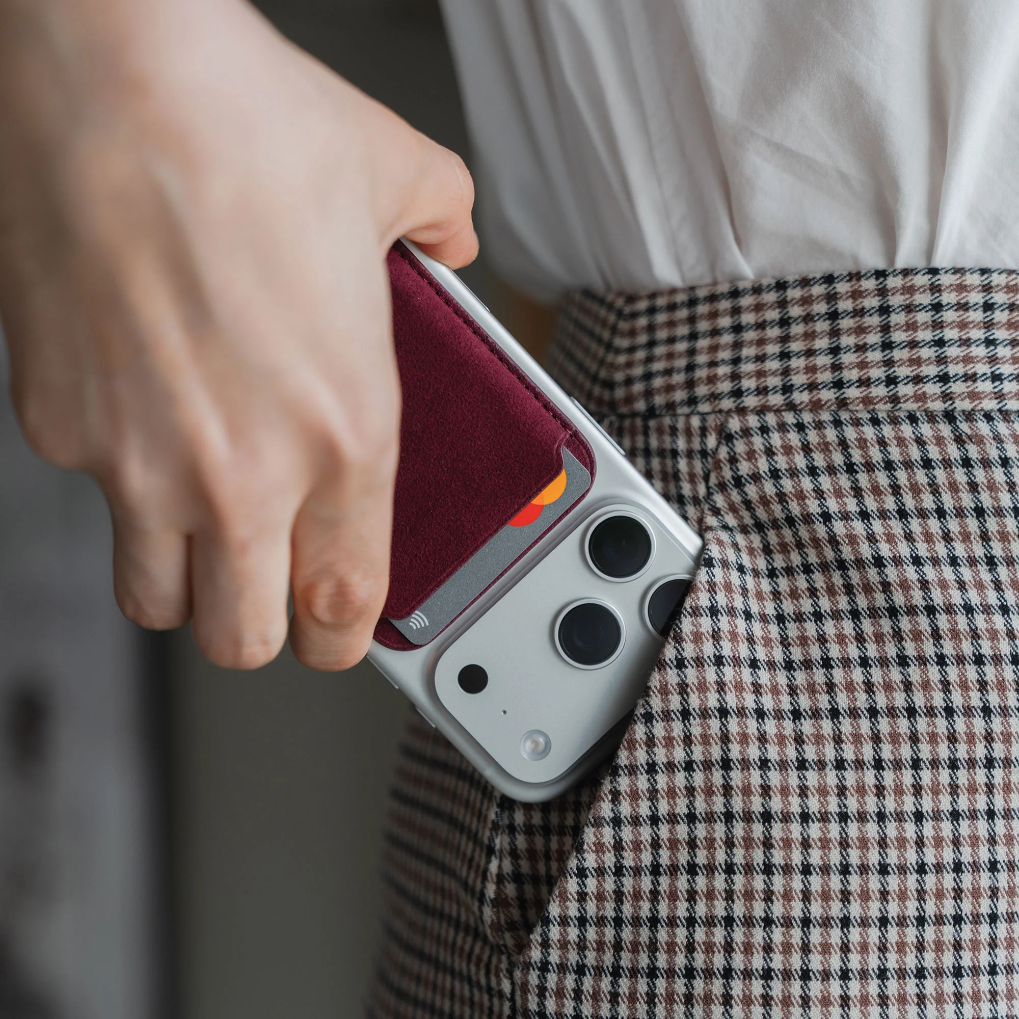 arktis iPhone MagSafe Kartenhalter aus Alcantara - Image 30