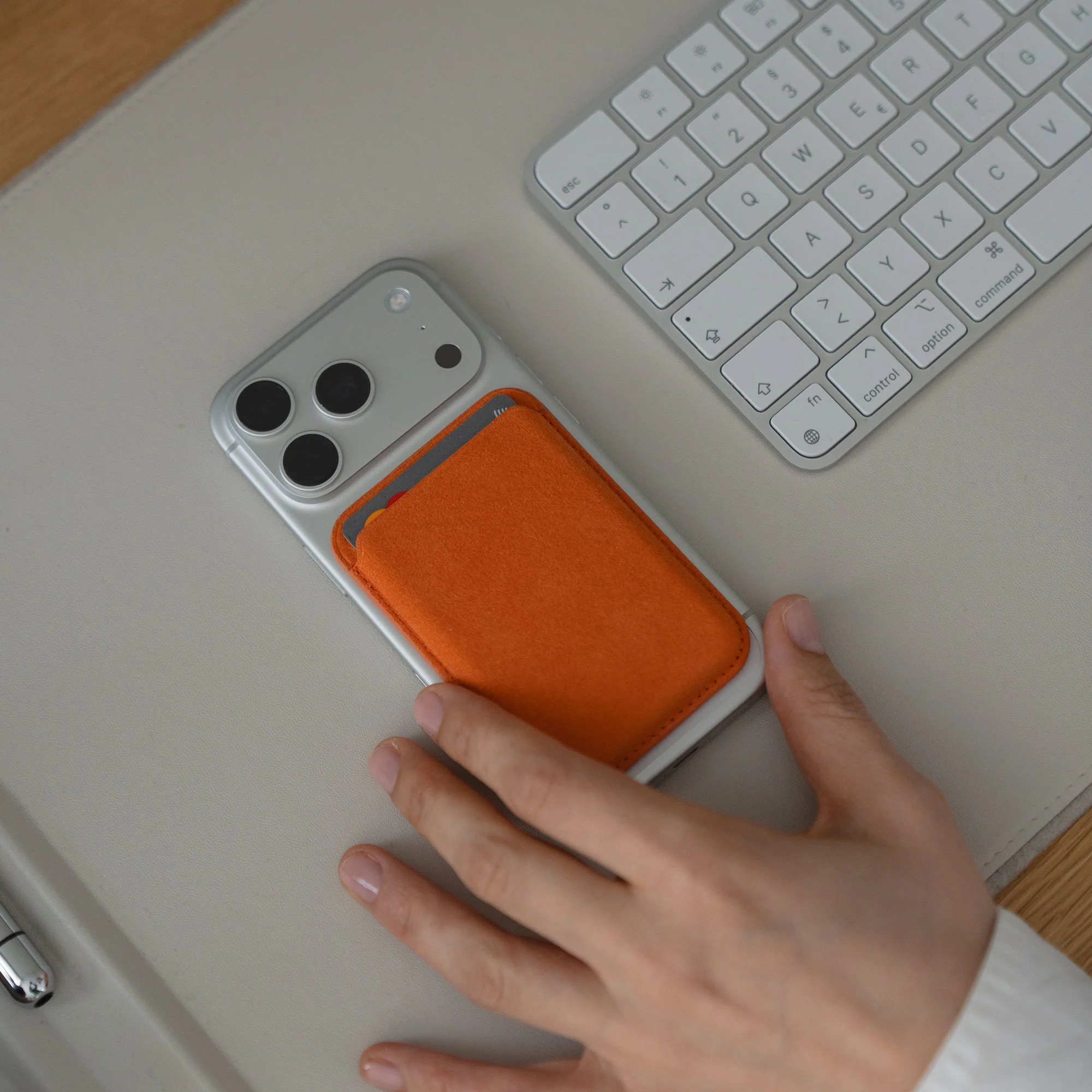 arktis iPhone MagSafe Kartenhalter aus Alcantara - Image 5