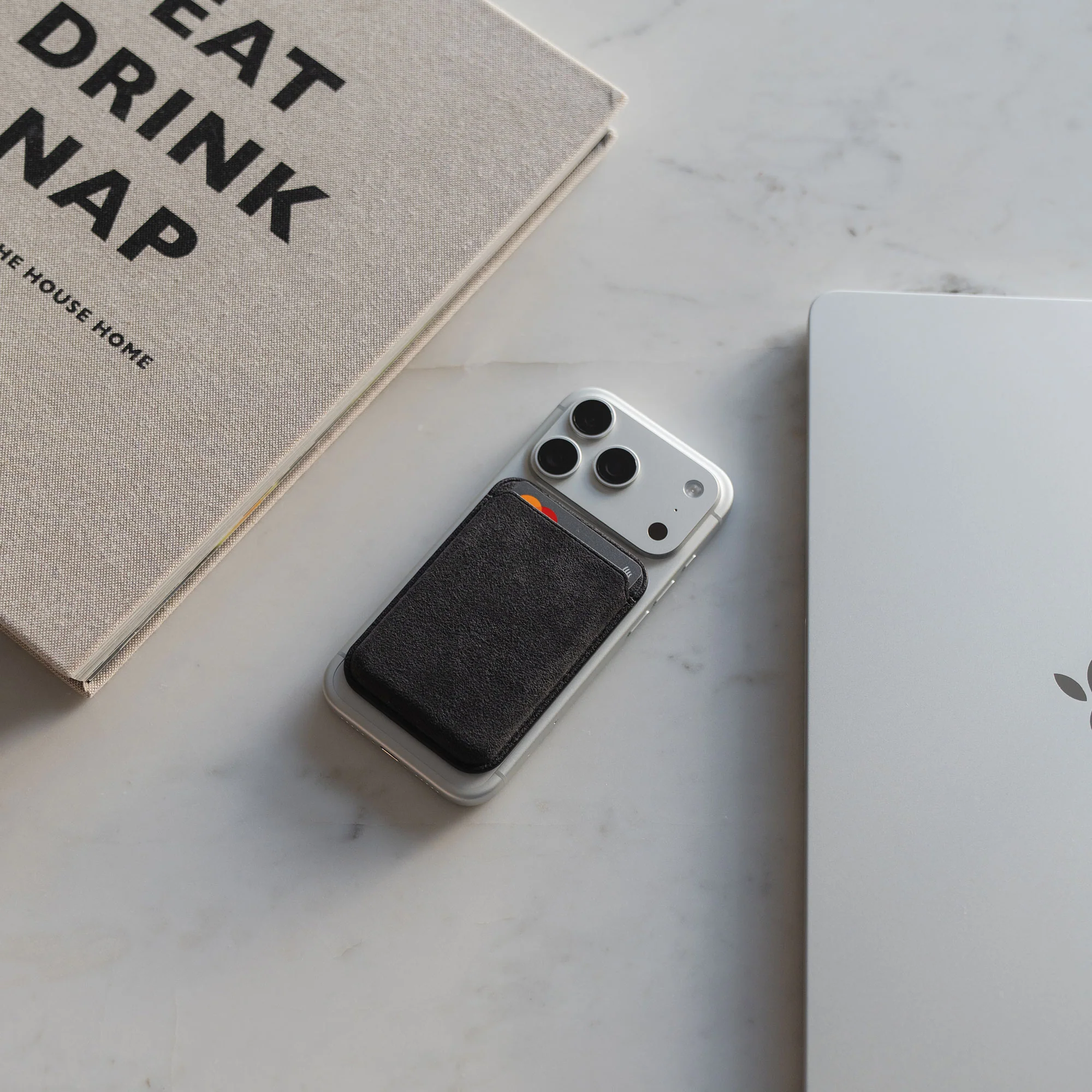 arktis iPhone MagSafe Kartenhalter aus Alcantara - Image 8