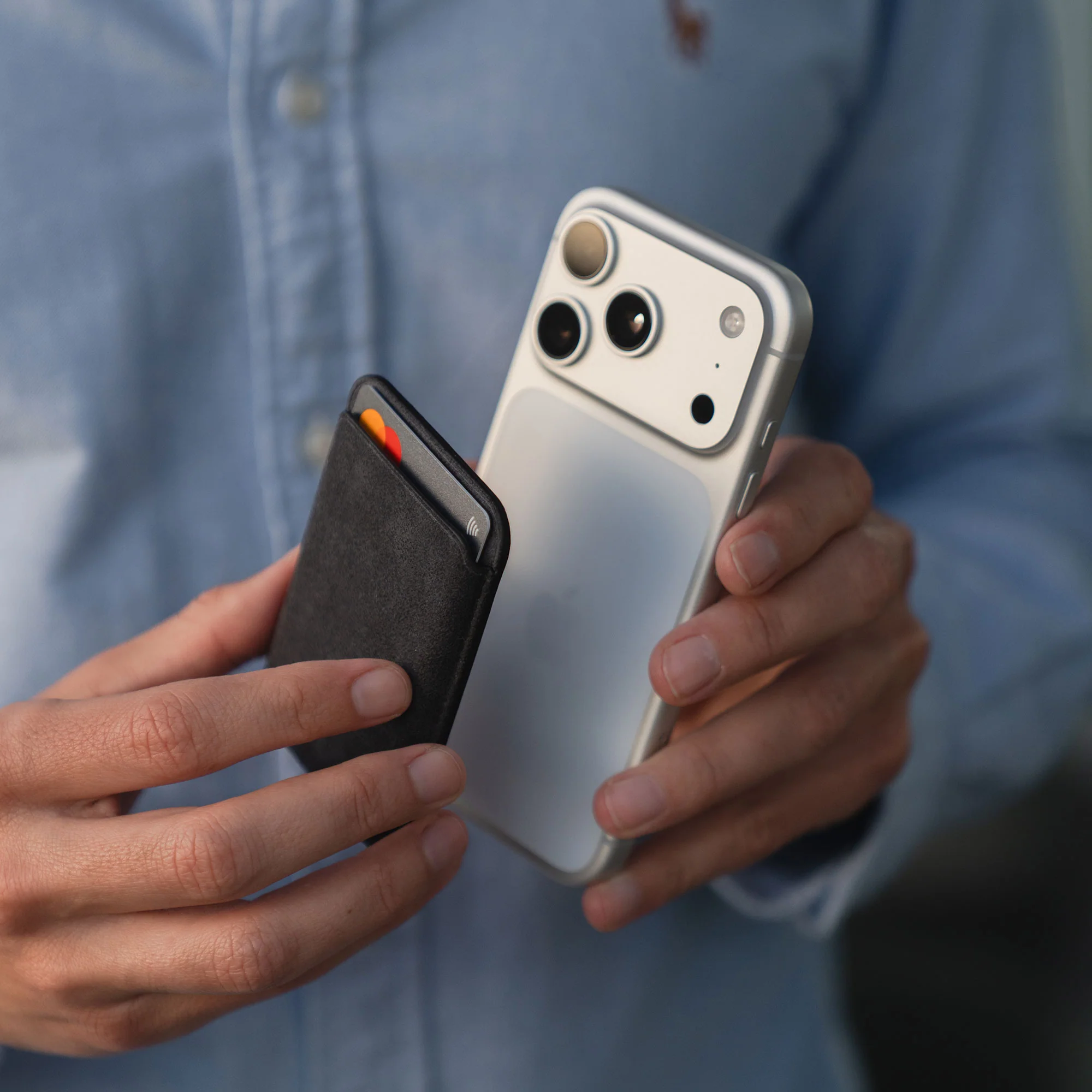 arktis iPhone MagSafe Kartenhalter aus Alcantara - Image 9