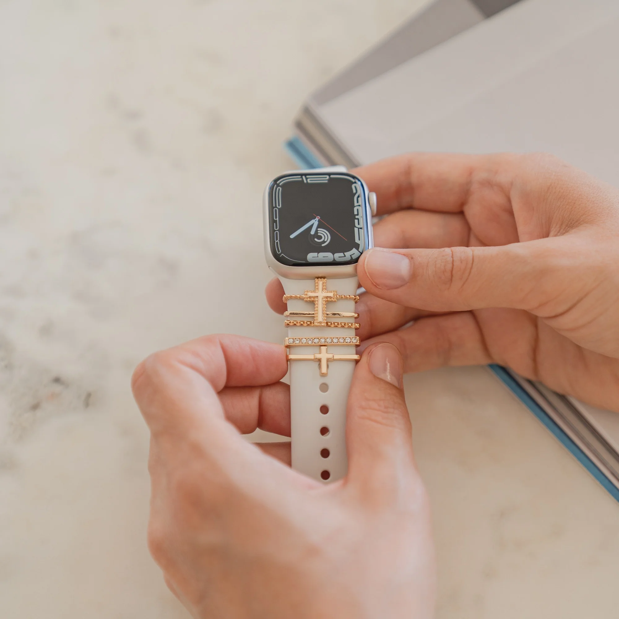 arktisband Apple Watch Charms "Cross" - Gold - Image 3
