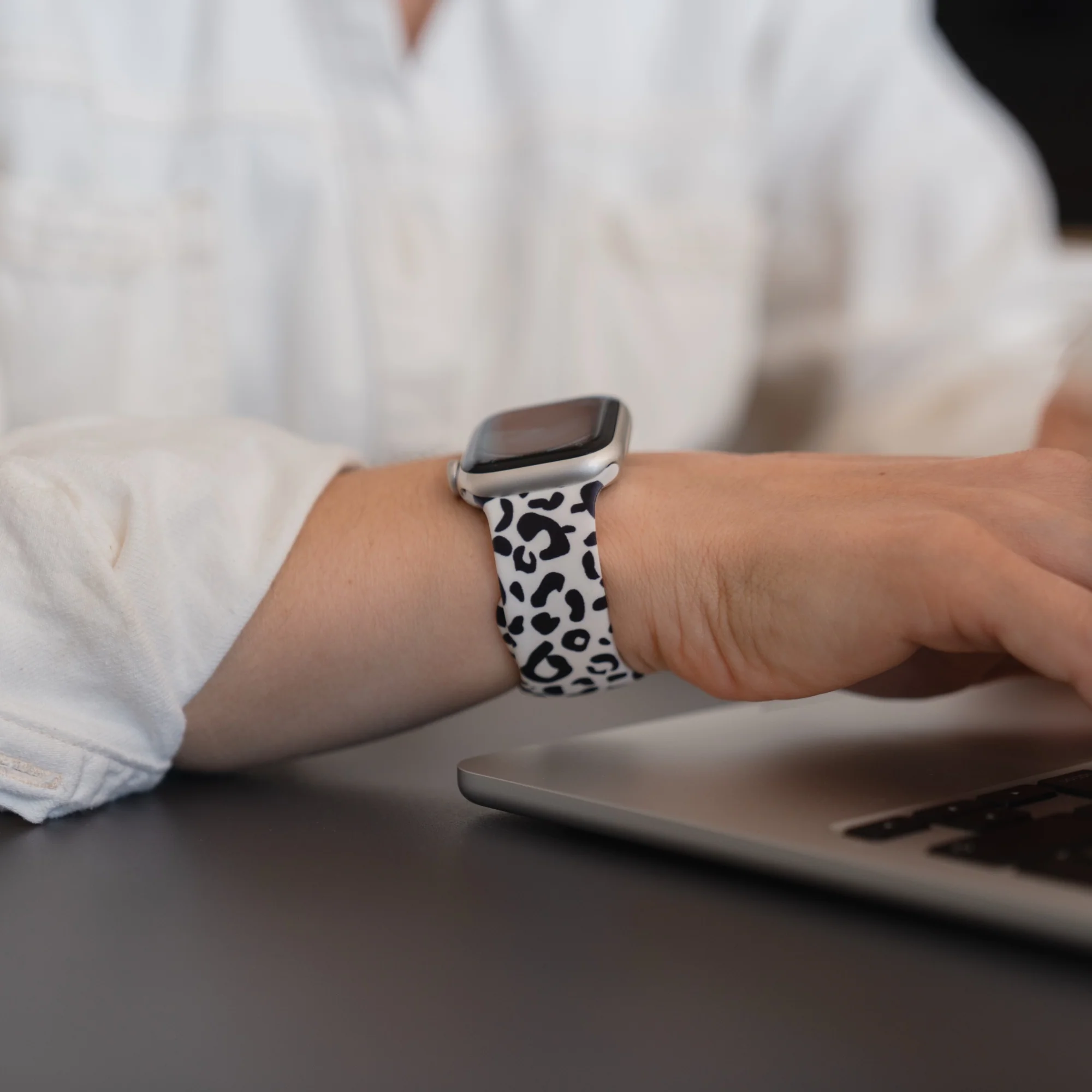 arktisband Snow Leopard Apple Watch Armband - Image 4