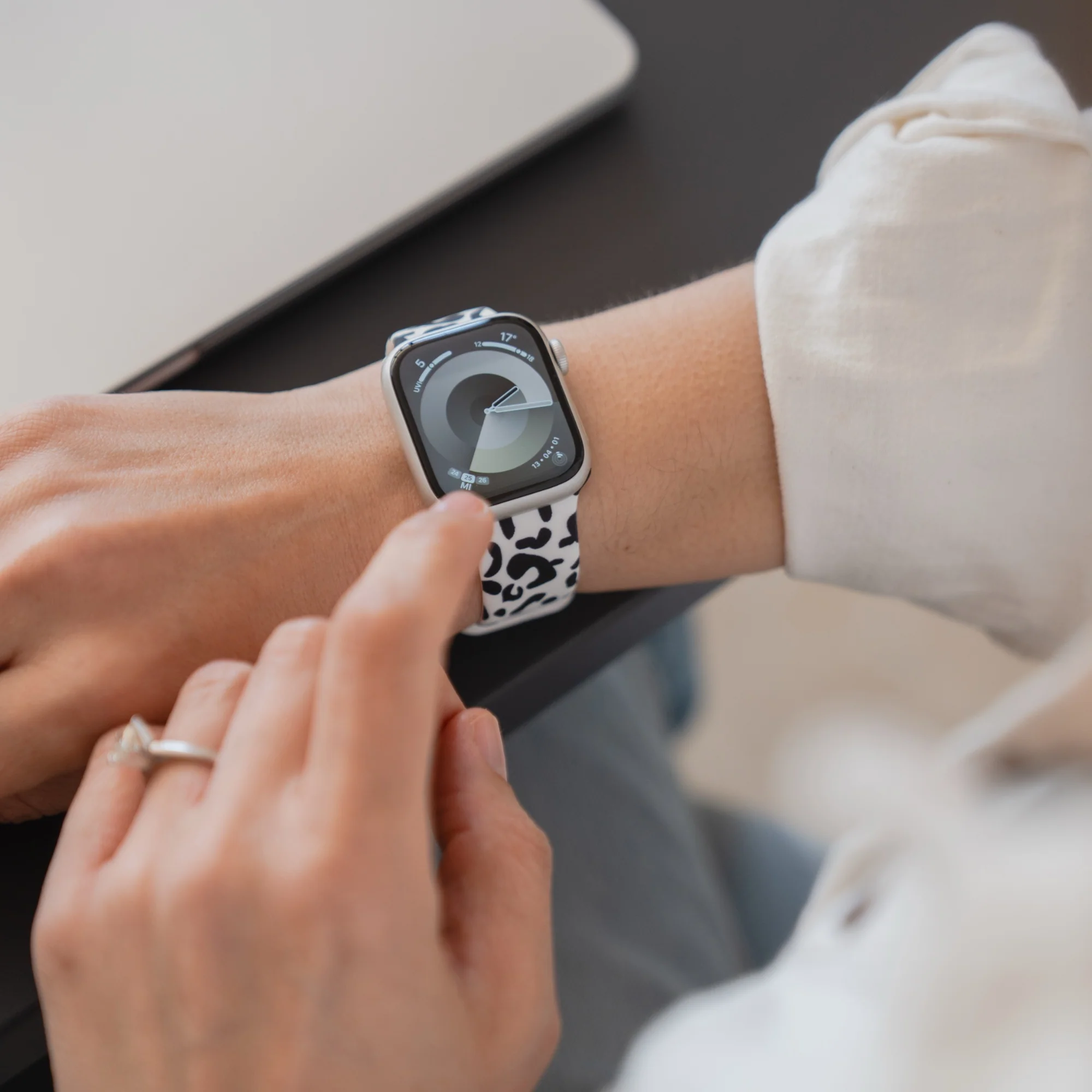 arktisband Snow Leopard Apple Watch Armband - Image 6