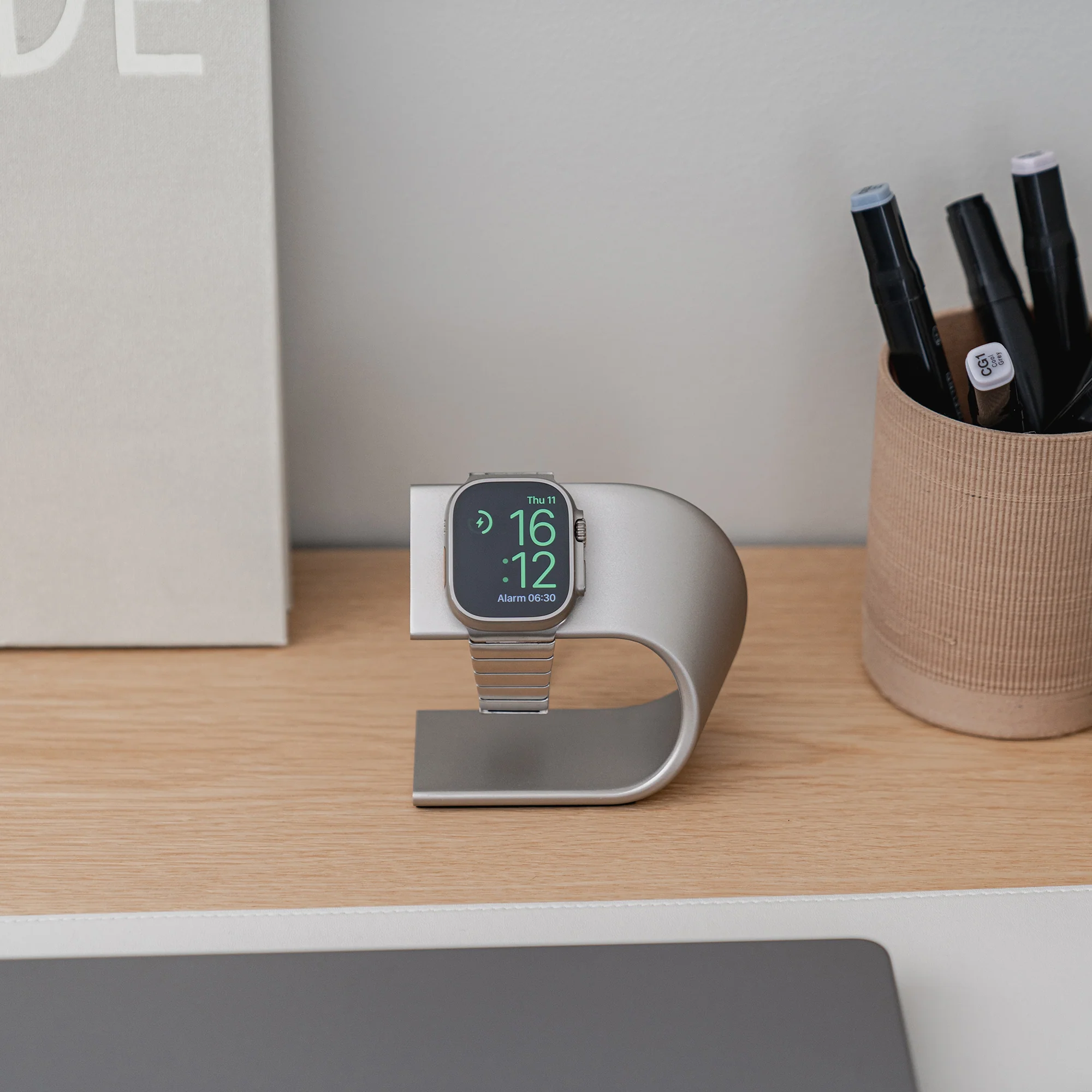 arktisband Aluminium Apple Watch Ultra Ständer - Titanfarben - Image 10