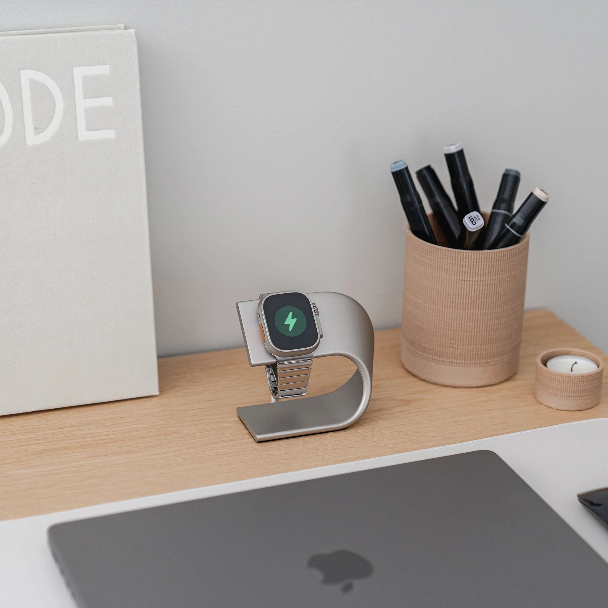 arktisband Aluminium Apple Watch Ultra Ständer - Titanfarben - Image 9